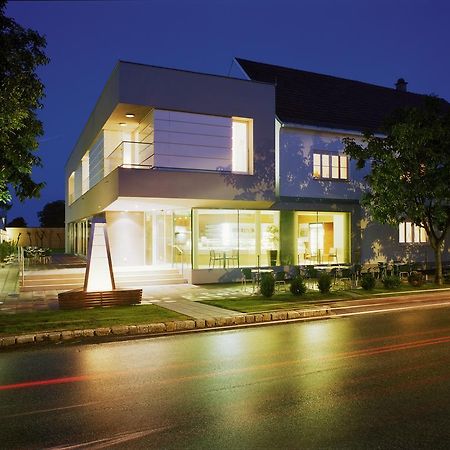 Hotel & Konditorei May Neufeld an der Leitha Exterior foto