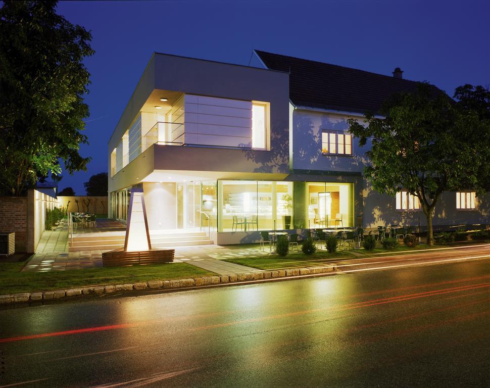 Hotel & Konditorei May Neufeld an der Leitha Exterior foto